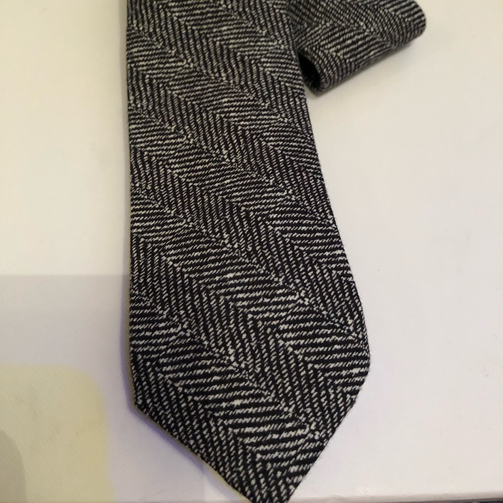 Michael Kors black & white fashion knit tie